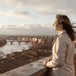 Femme physiologiste environnementale sur toit à Toulouse