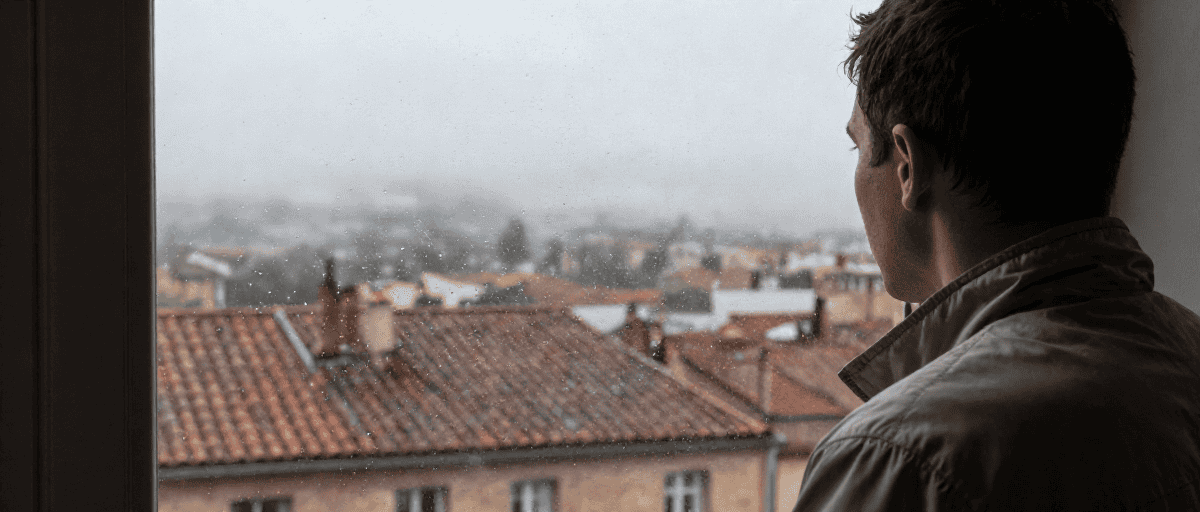 Homme regardant pluie fenêtre Toulouse